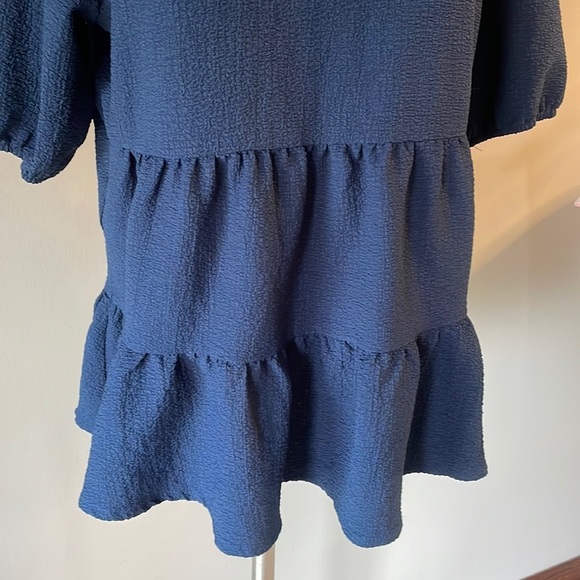 Navy blue tiered ruffled blouse textured stretch 1/2 sleeve crew round neck Med - Picture 3 of 12